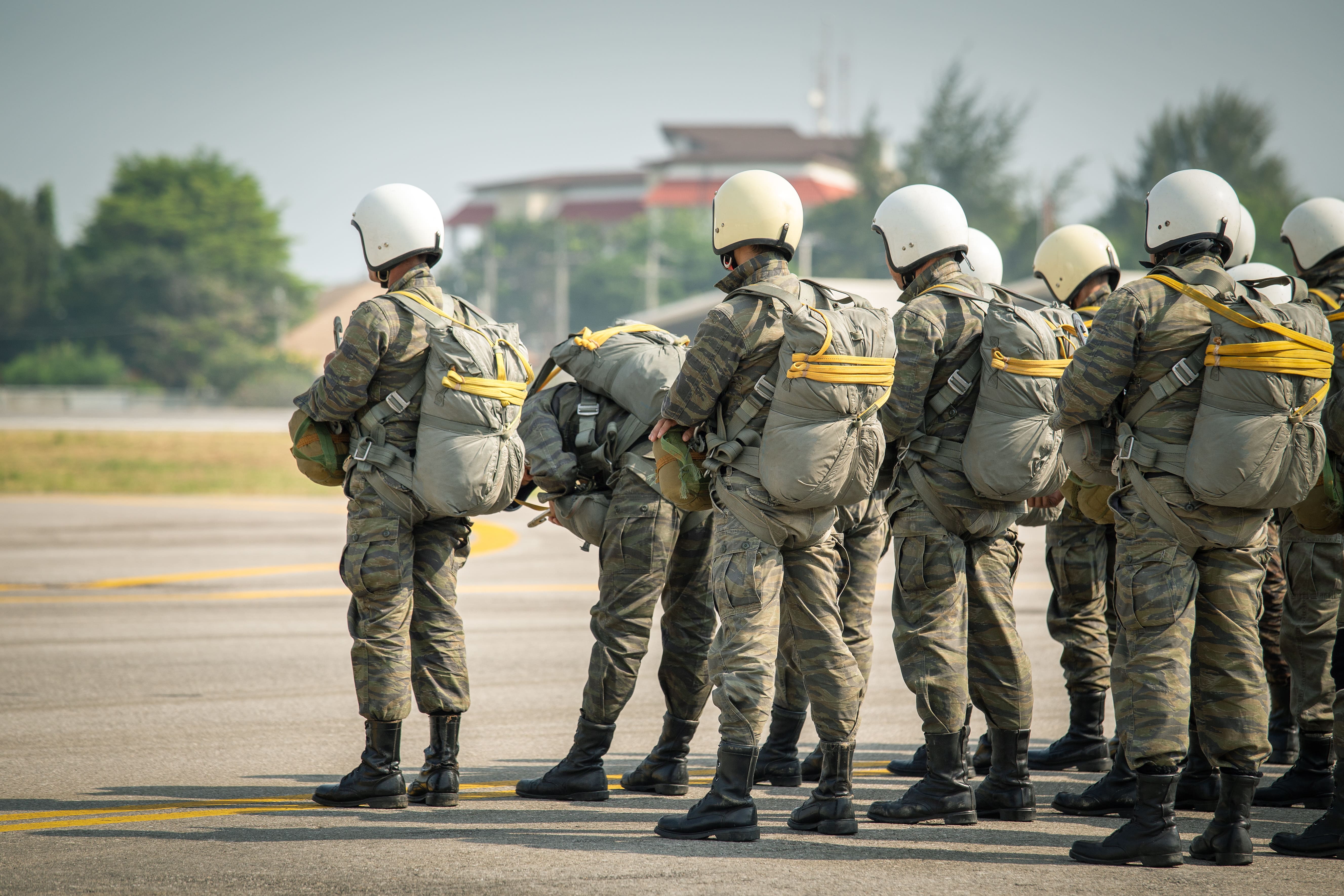 Parachute Regiment preparing to board - How 2 Become